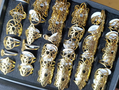 Anillo acero quirúrgico dorado simbolo 