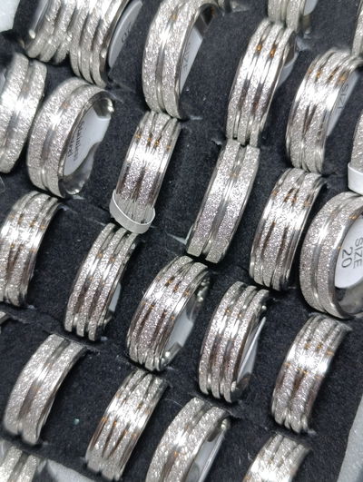 Anillo acero quirúrgico alianza con destellos 