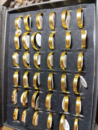 Anillo acero quirúrgico dorado tramado