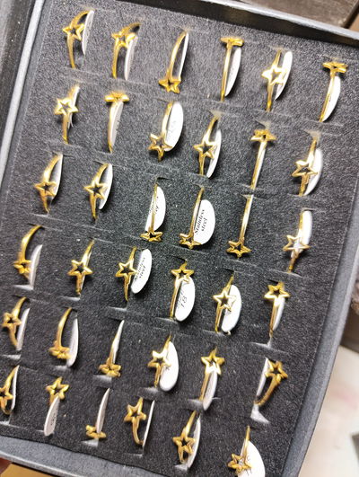 Anillo acero quirúrgico dorado estrella 