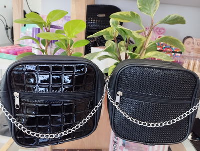 Cartera con tira de cadena y cierre delantero 