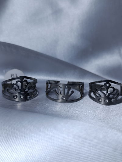 Anillo acero quirúrgico con corona y piedra