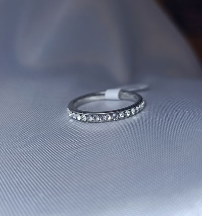 Anillo acero quirúrgico linea de piedras