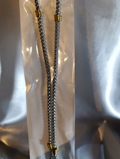Collar acero quirúrgico con detalles en dorado 