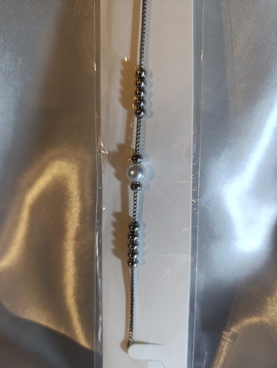 Pulsera acero quirúrgico con perlas blancas y plateadas