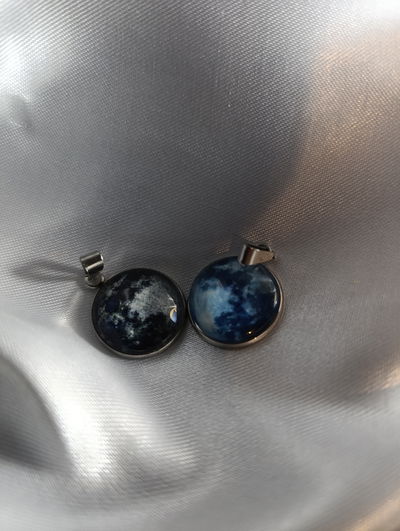 Dije planeta/ luna brilla en la oscuridad 