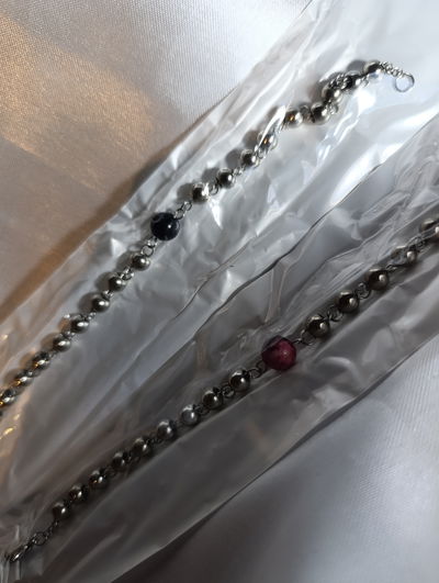 Pulsera acero quirúrgico con perlas y piedra color