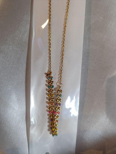 Collar acero quirúrgico dorado con espigas detalles de colores 