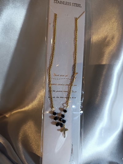 Collar acero quirúrgico dorado con cruz y perlas negras 
