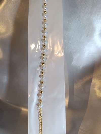 Pulsera acero quirúrgico dorado con perlas blancas y doradas 