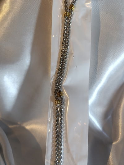 Collar acero quirúrgico con detalles en dorado 