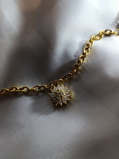 Pulsera acero quirúrgico dorado flor giratoria 