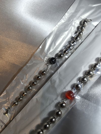 Pulsera acero quirúrgico con perlas y piedra color 