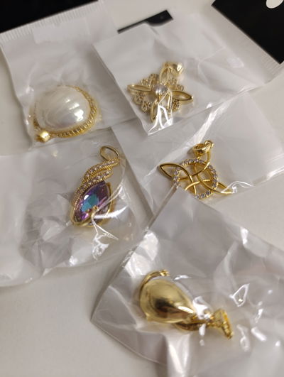 Dijes con piedras tornasol 