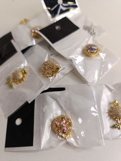 Dije giratorio con piedras