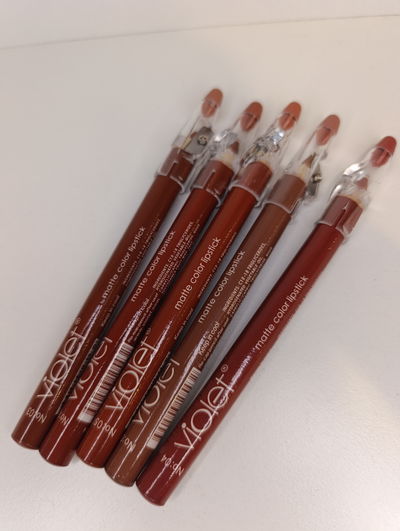 Delineador y labial matte violet