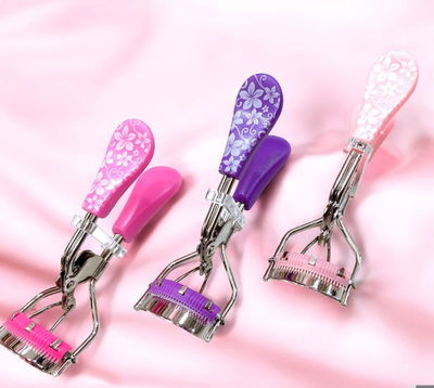 Arqueador de pestañas con cepillo estampado flor