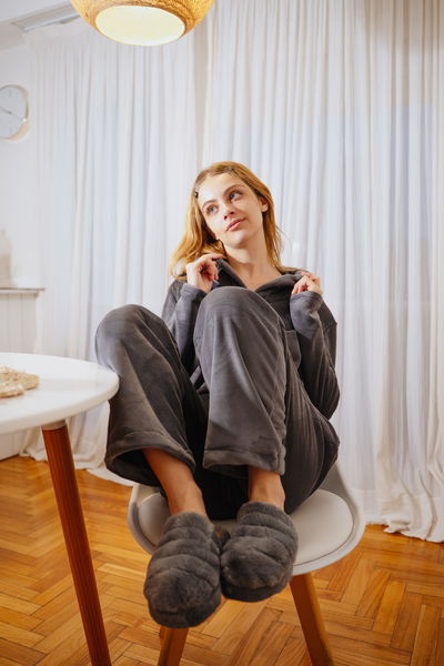 Pantalón Comfy Plush con Piel Gris