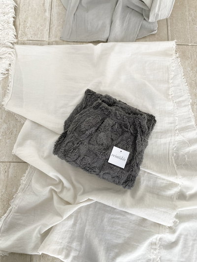 Pantalón Peluche Efecto Corazón Gris (Talle ÚNICO - abarcan de un s a xl)