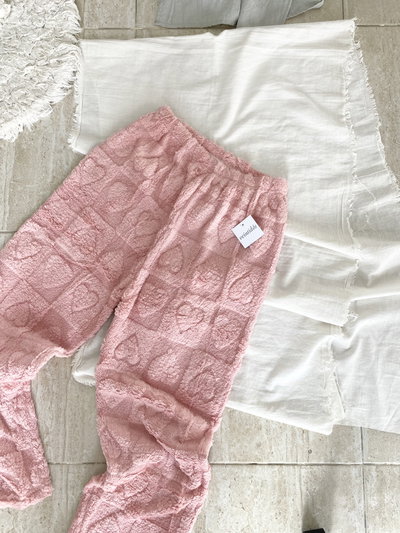 Pantalón Peluche Efecto Corazón Rosa (Talle ÚNICO - abarcan de un s a xl)
