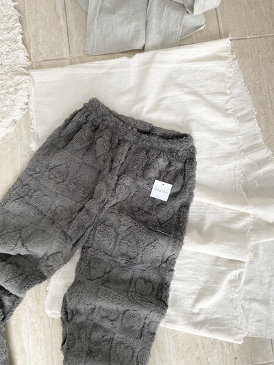 Pantalón Peluche Efecto Corazón Gris (Talle ÚNICO - abarcan de un s a xl)