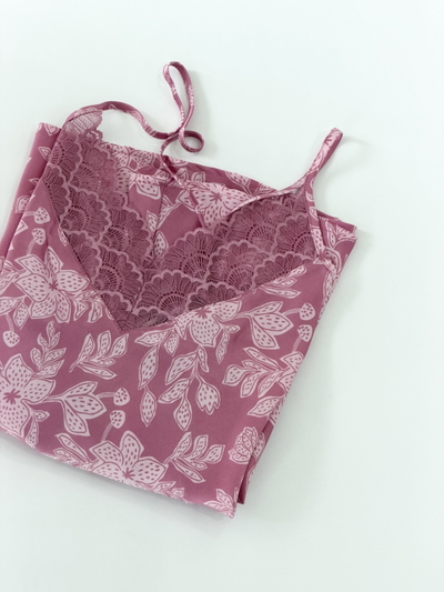 CAMISÓN DE SATIN ENC FUCSIA “ FLORES “ 