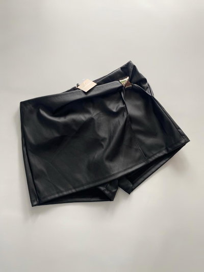 Short/pollera Cuerina.
