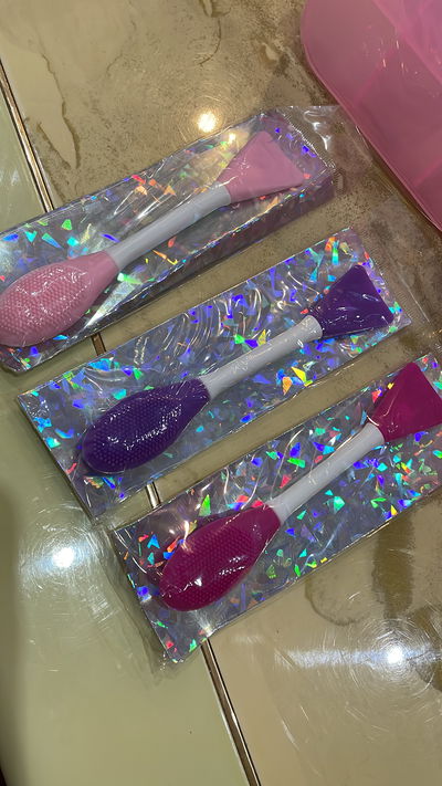Cepillo y espátula para facial Isela para spa de cejas o tu skincare