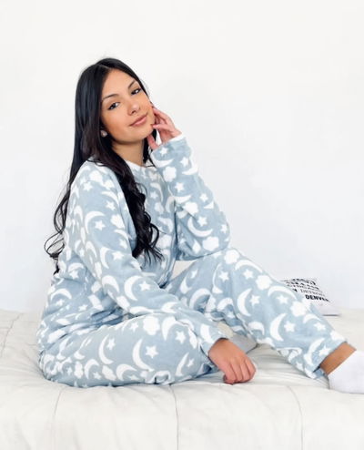 Pijama azul con lunas