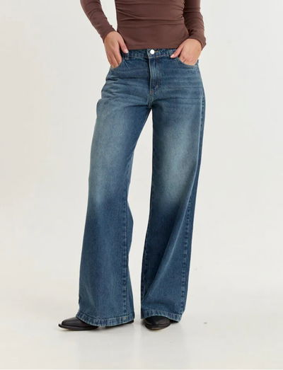 Jeans azul matizado rígido y recto - tiro medio