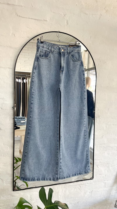 Jeans rígido- tiro alto