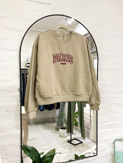 Buzo frisado y bordado 