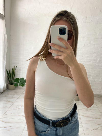 Top un hombro con aplique 