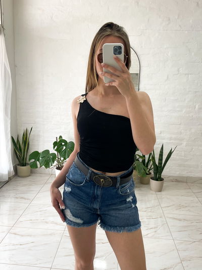 Top un hombro con aplique 