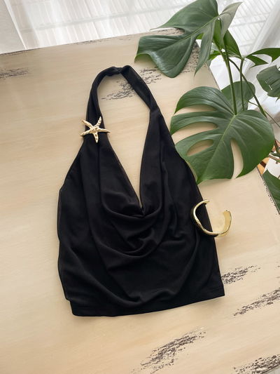 Top escote buche con aplique 