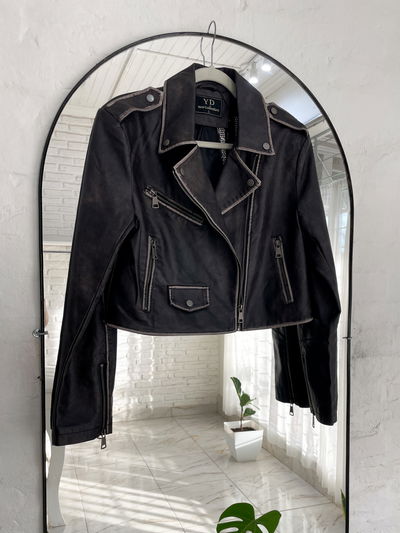 Campera negra con bordes gris - Talle L