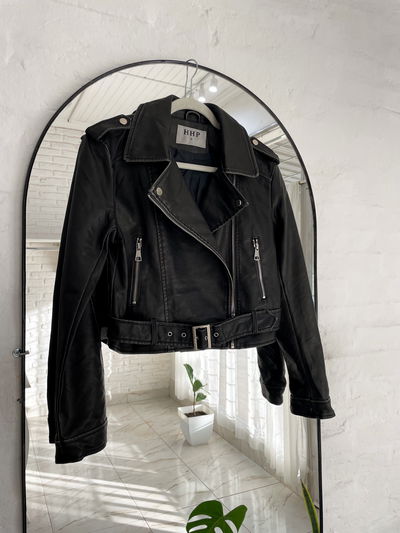 Campera negra con bordes desgastados - Talle S y M