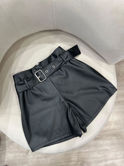 Short de ecocuero con cinto 