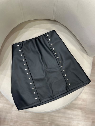Pollera de ecocuero con tachas 