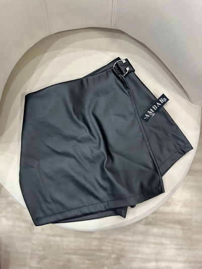 Short pollera de ecocuero con aplique 