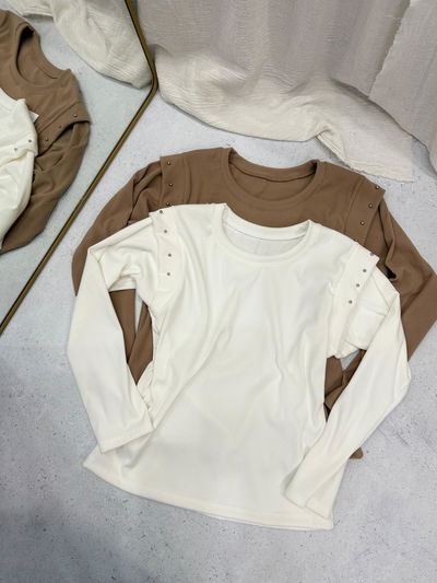 Remera cuello redondo de morley con perlitas 