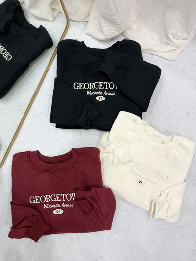 Buzo frisado cuello redondo bordado "GEORGETOWN" 