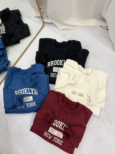 Buzo frisado cuello redondo bordado "BROOKLYN" 