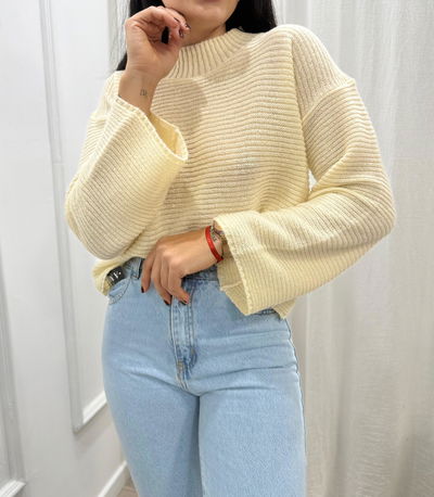 Sweater de lana cuello redondo con mangas anchas 