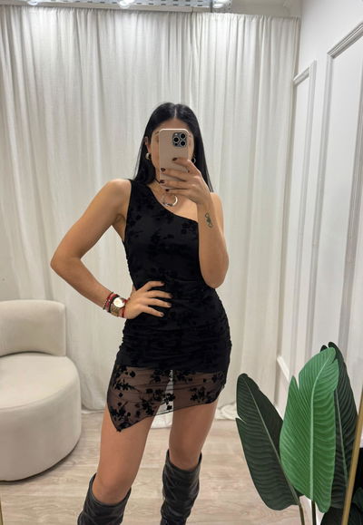 Vestido de microtul bordado con pico 