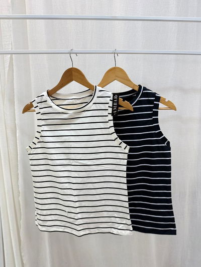 Remera musculosa rayada de modal 