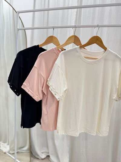 Remera de algodón con lycra y tachas 