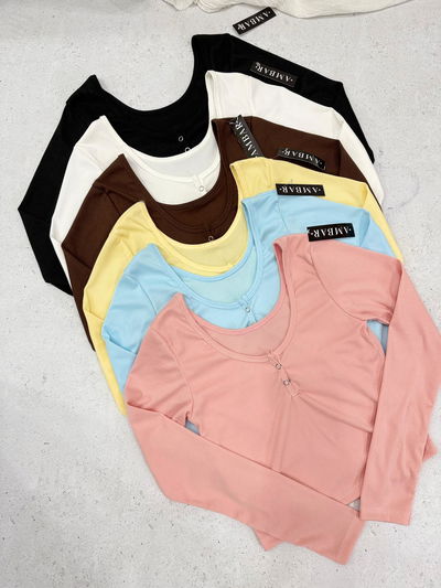 Remera crop de morley con broches 