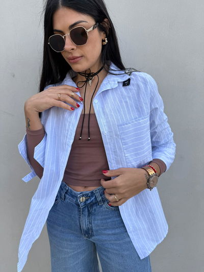 Camisa rayada celeste con bolsillo 