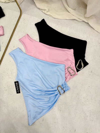 Top de lycra un solo hombro con aplique 